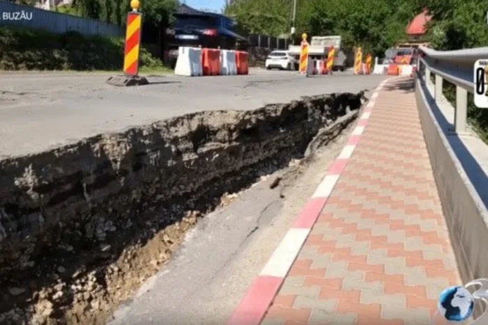Ce se întâmplă pe drumul care leagă Buzăul de Brașov. Șoseaua s-a rupt și cade peste case DN 10