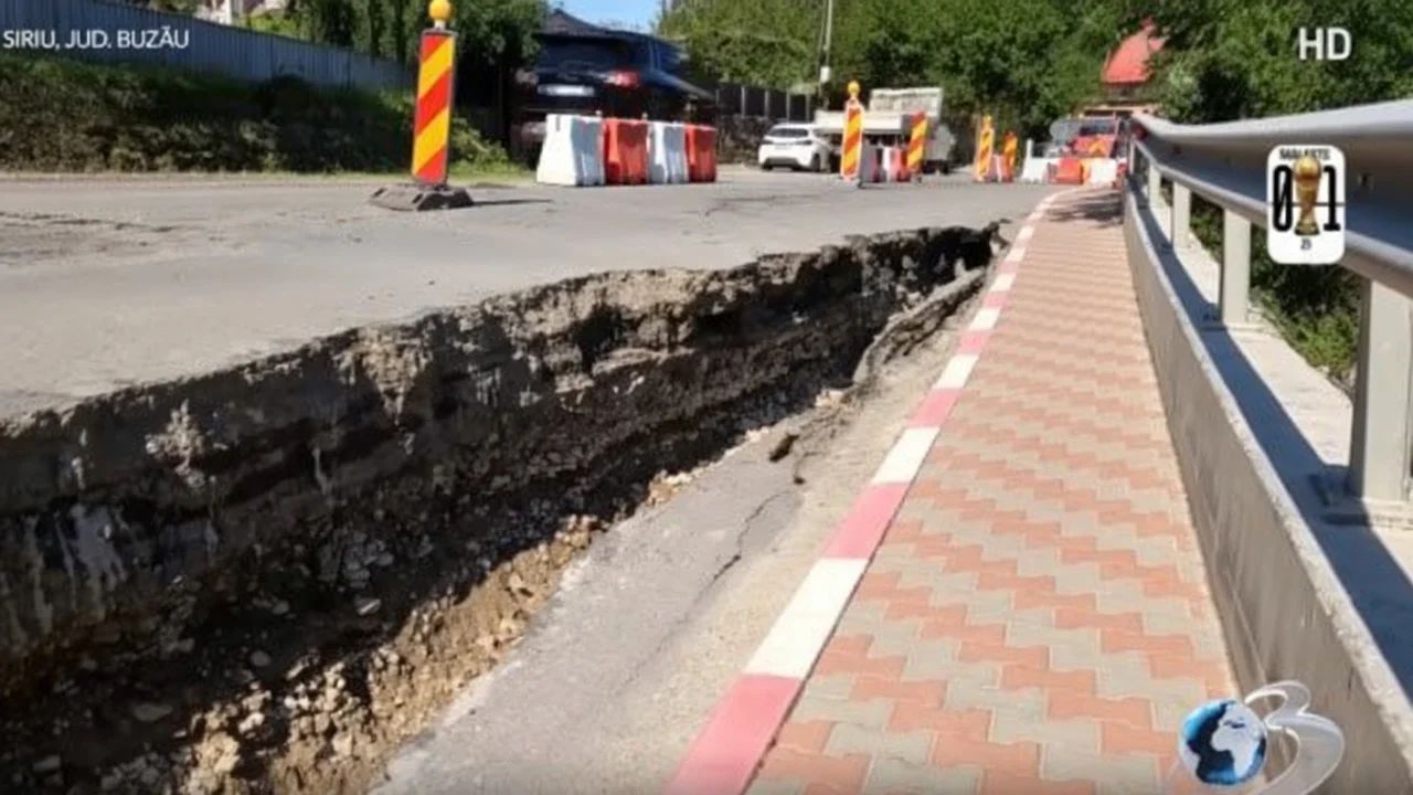 Ce se întâmplă pe drumul care leagă Buzăul de Brașov. Șoseaua s-a rupt și cade peste case
