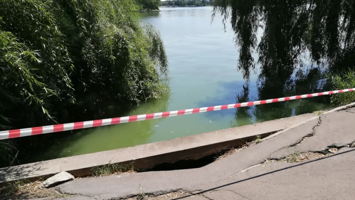 Lacul Herăstrău, golit pentru reparații capitale începând cu 2 iunie. Malurile sunt surpate. Lacul Herăstrău