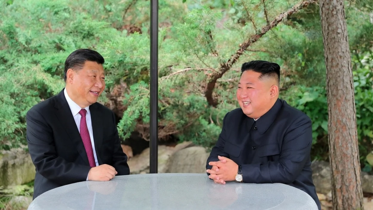 Xi Jinping la Phenian. China vrea să readucă regimul Kim în sfera sa de influență.