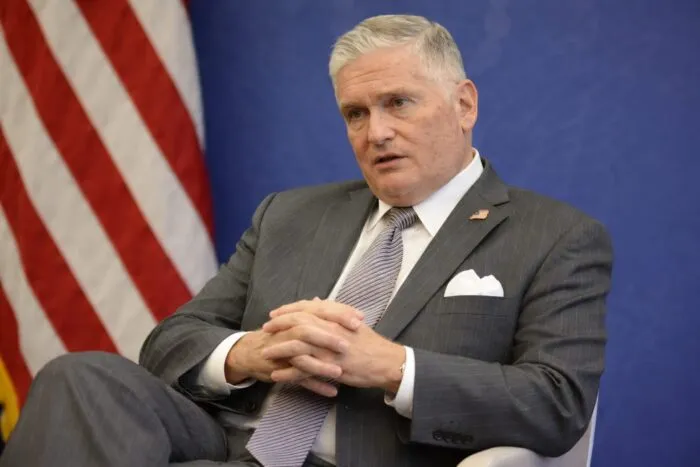 Fostul ambasador al SUA vede în criza din România o direcție antiamericană. Ce semnal primește acum Washingtonul