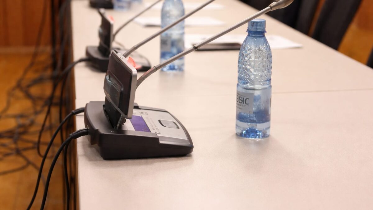 Scandal la prima audiere din Parlament. Ce poate întârzia votul care dă puterea noului guvern Scandal la prima audiere din Parlament. Ce poate întârzia votul care dă puterea noului guvern