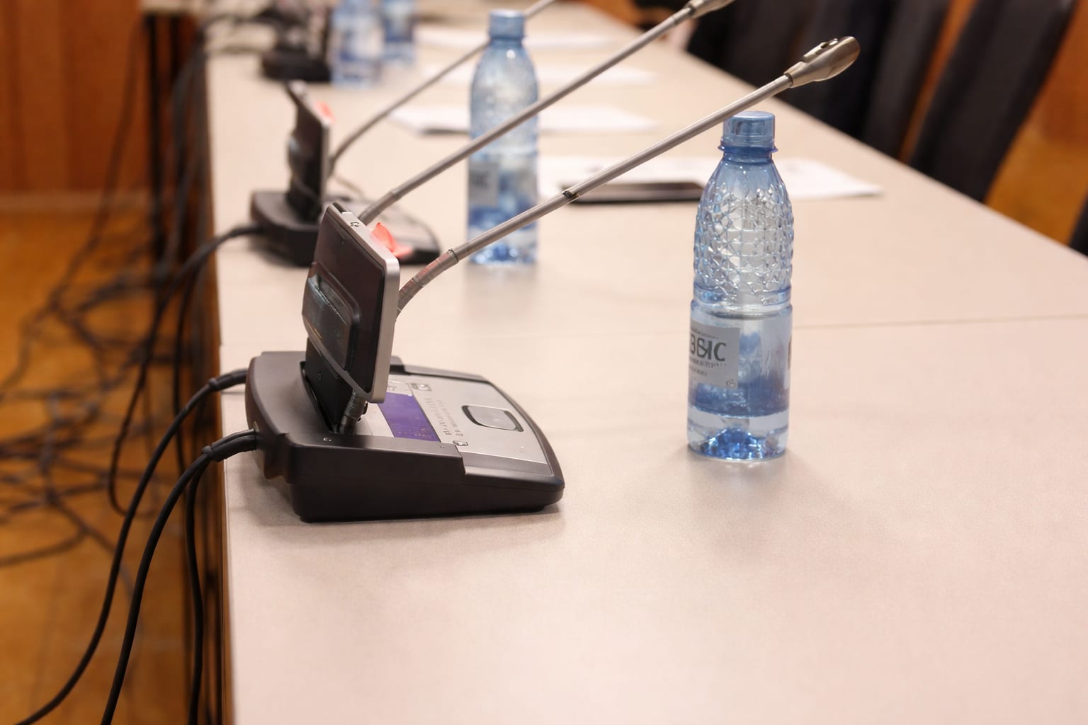 Scandal la prima audiere din Parlament. Ce poate întârzia votul care dă puterea noului guvern