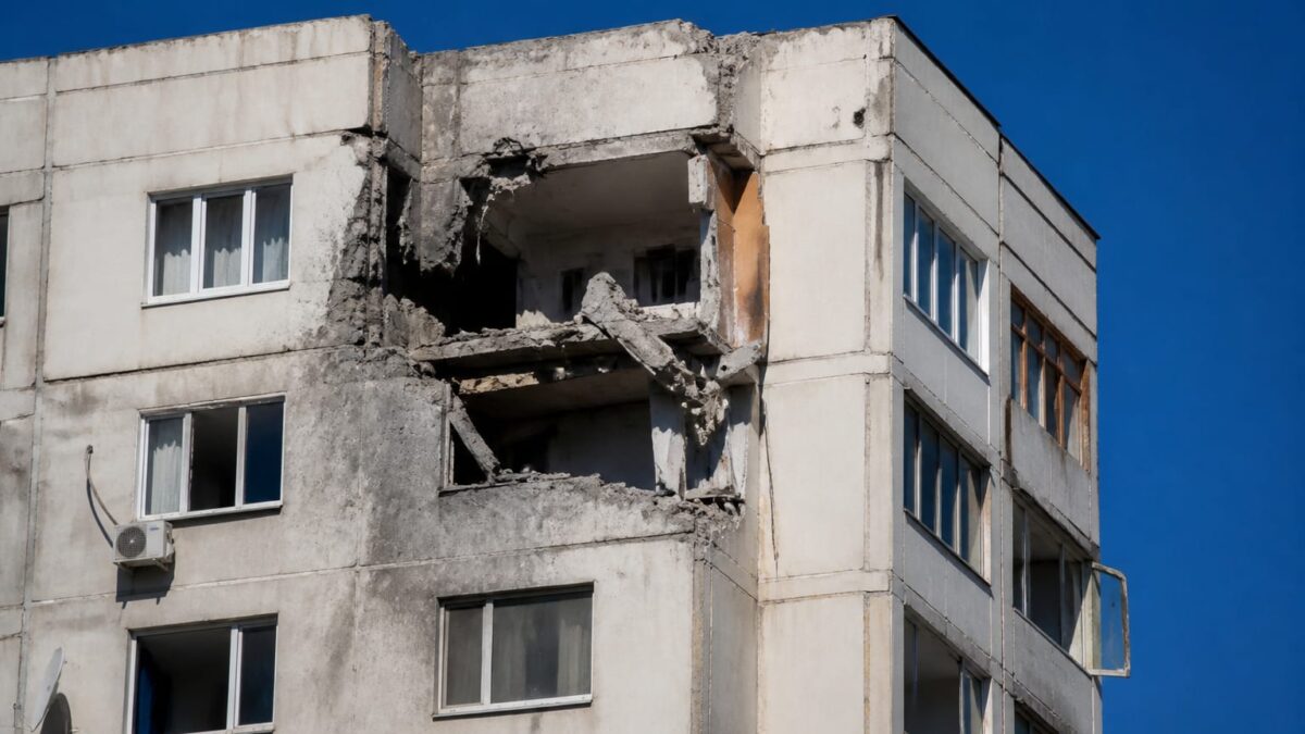 Blocul din Galați lovit de o dronă rusească așteaptă reparațiile. Cum trăiesc locatarii după 3 săptămâni fără lift