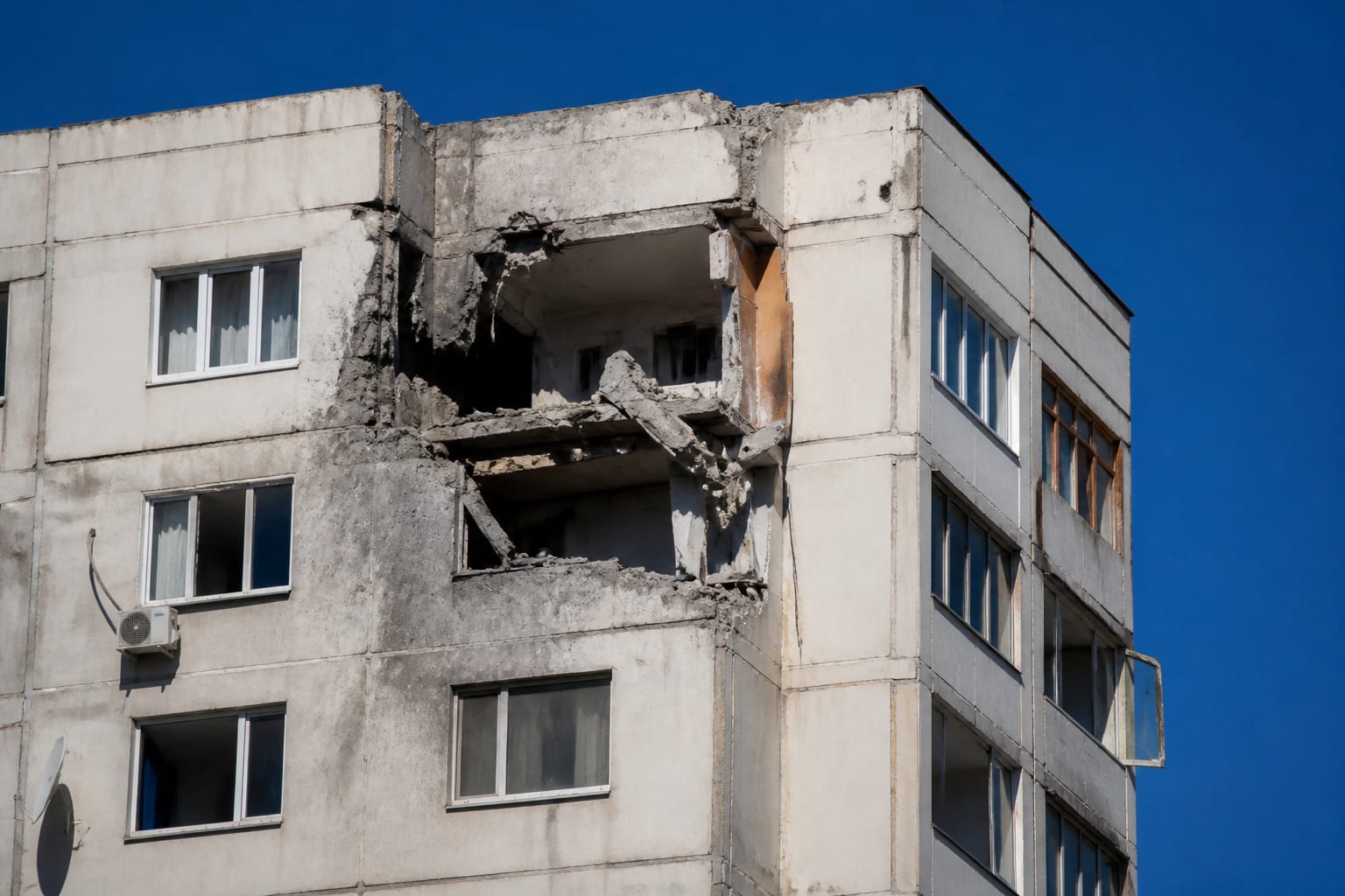 Blocul din Galați lovit de o dronă rusească așteaptă reparațiile. Cum trăiesc locatarii după 3 săptămâni fără lift