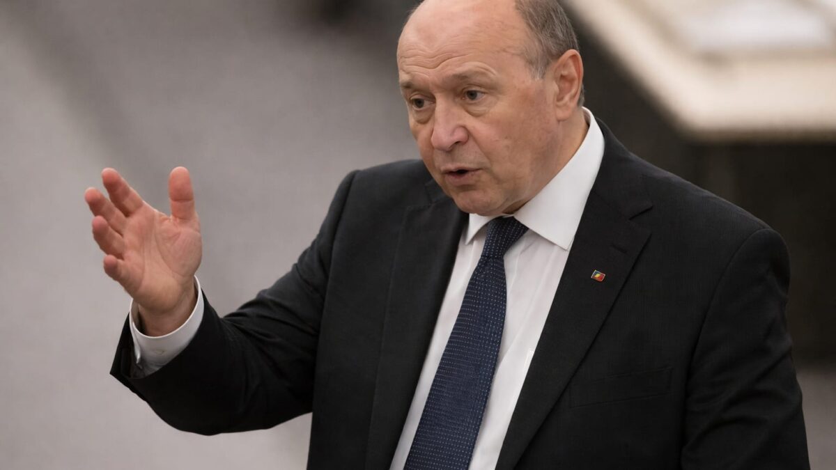 Traian Băsescu acuză liderii politici în a treia lună de criză. Cum afectează blocajul PNRR și economia