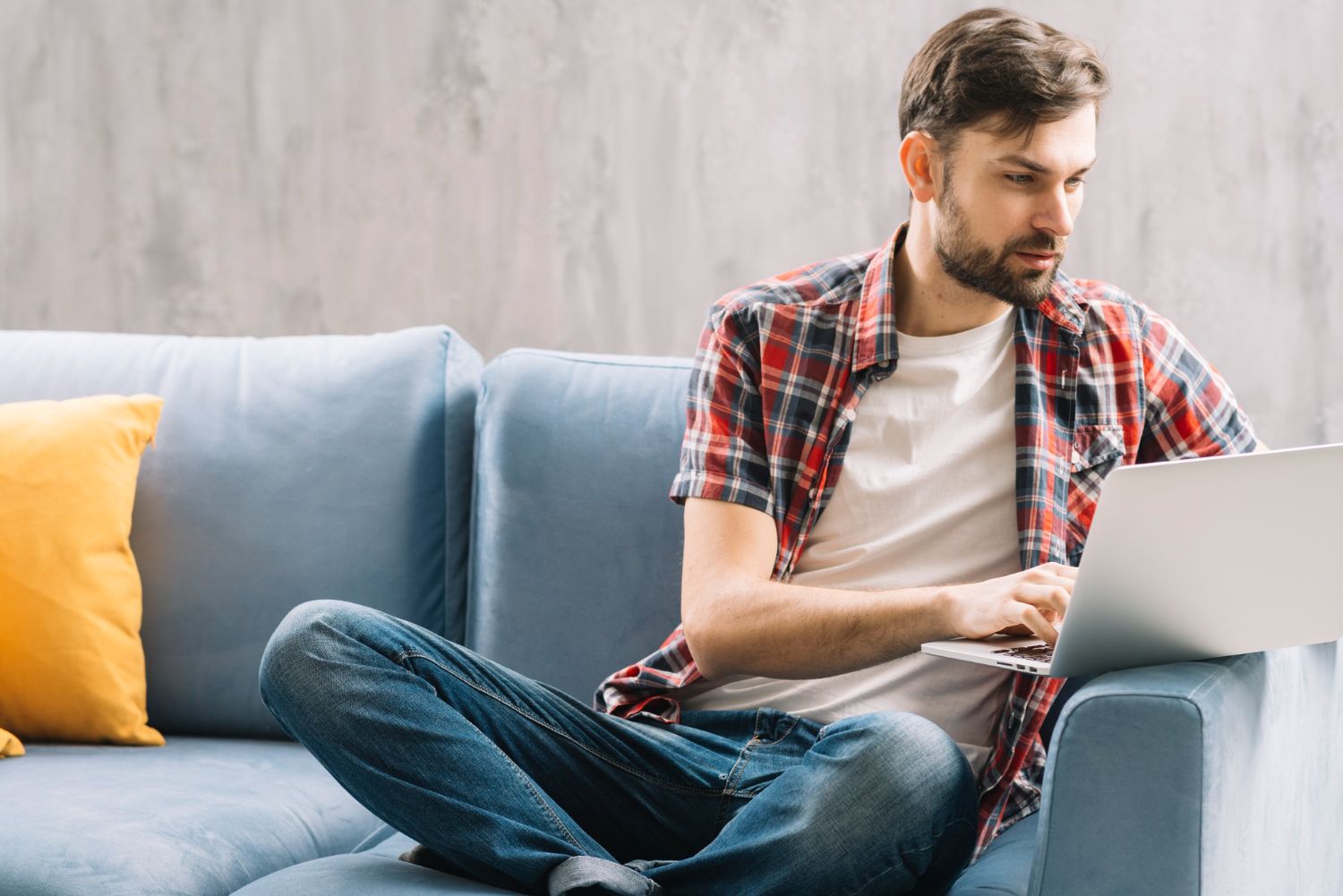 Detaliul pe care mulți români îl ignoră atunci când își fac conturi online