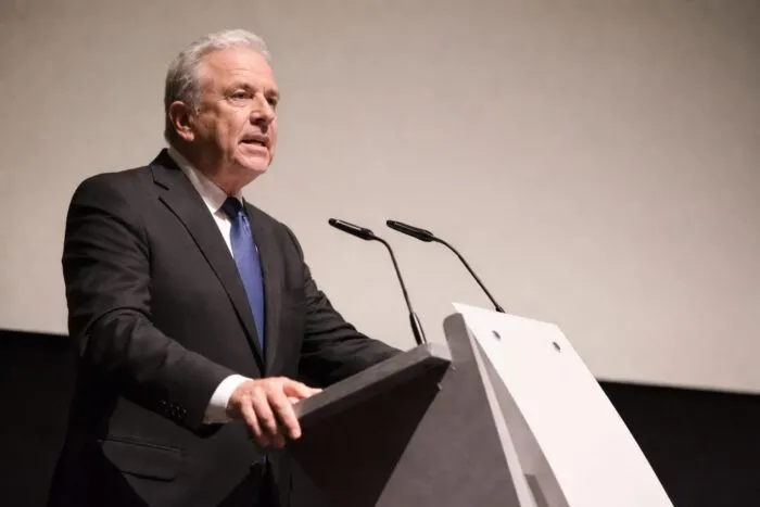 Dimitris Avramopoulos, fost comisar european între 2014 și 2019, vizat de mandat de arestare. Ce urmează în Grecia