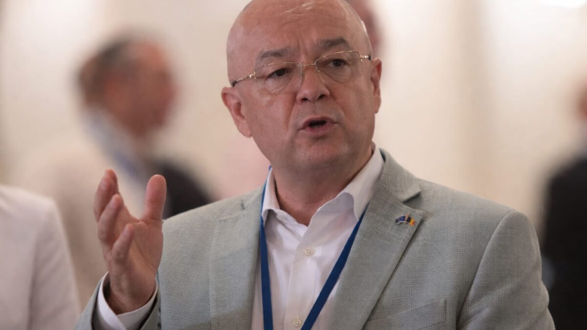 Emil Boc a interzis drapelul și imnul Rusiei la Cupa Mondială de la Cluj. Cum s-a ajuns la retragerea sportivelor ruse