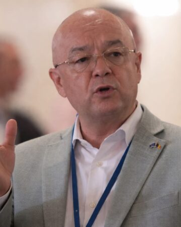 Emil Boc a interzis drapelul și imnul Rusiei la Cupa Mondială de la Cluj. Cum s-a ajuns la retragerea sportivelor ruse