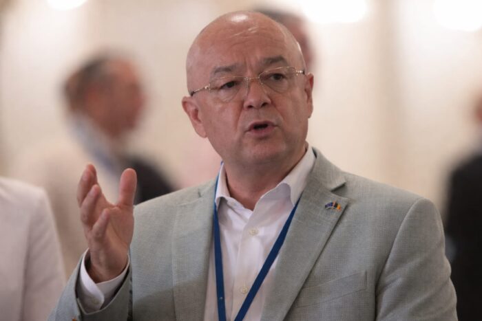 Emil Boc a interzis drapelul și imnul Rusiei la Cupa Mondială de la Cluj. Cum s-a ajuns la retragerea sportivelor ruse