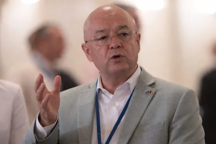 Emil Boc a interzis drapelul și imnul Rusiei la Cupa Mondială de la Cluj. Cum s-a ajuns la retragerea sportivelor ruse
