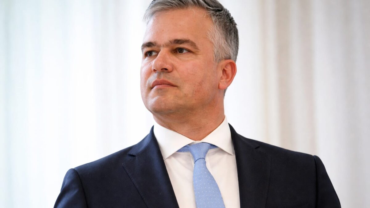 Doi ani despart studiile trecute în CV-ul lui Adrian Veștea de acreditarea universității Doi ani despart studiile trecute în CV-ul lui Adrian Veștea de acreditarea universității