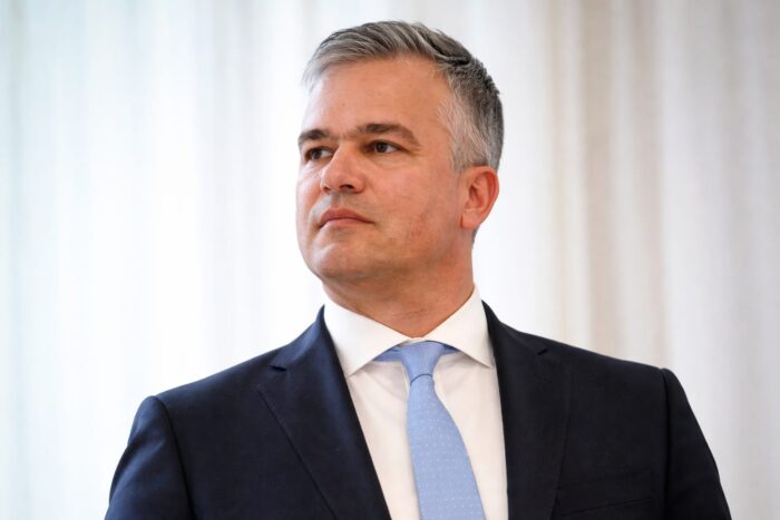 Doi ani despart studiile trecute în CV-ul lui Adrian Veștea de acreditarea universității Doi ani despart studiile trecute în CV-ul lui Adrian Veștea de acreditarea universității