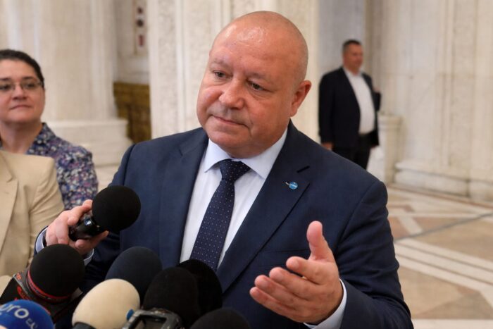 Desemnarea lui Adrian Veștea riscă să ajungă la CCR. Ce pierd PNL și viitorul guvern din conflictul cu președintele Desemnarea lui Adrian Veștea riscă să ajungă la CCR. Ce pierd PNL și viitorul guvern din conflictul cu președintele