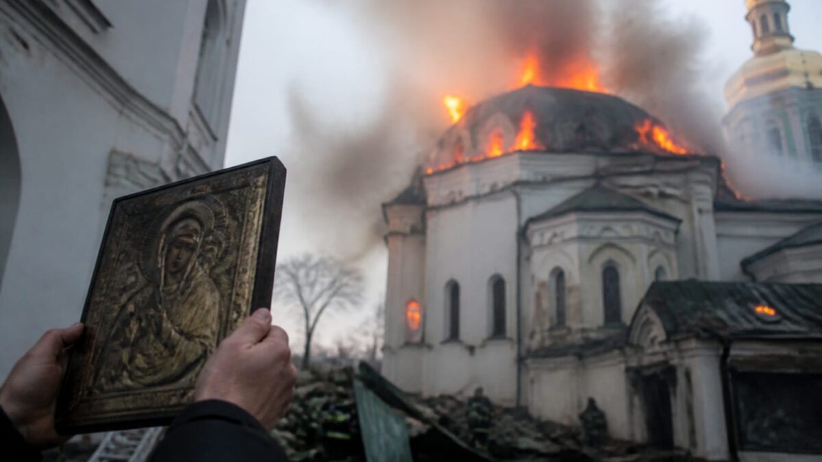 Kiev, catedrala istorică din mănăstirea Pechersk a luat foc după atacul rus. Ce obiecte sfinte au fost salvate