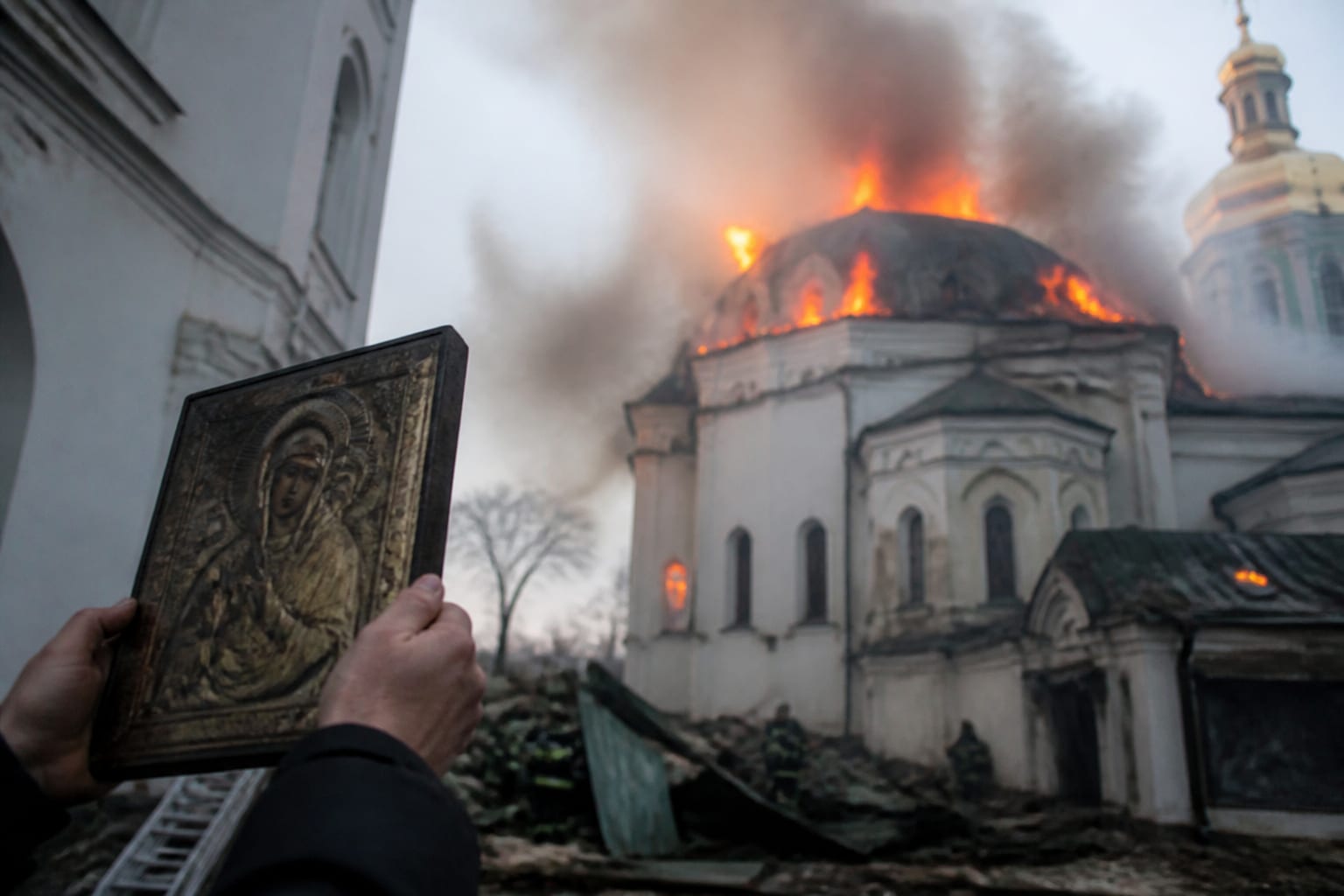 Kiev, catedrala istorică din mănăstirea Pechersk a luat foc după atacul rus. Ce obiecte sfinte au fost salvate