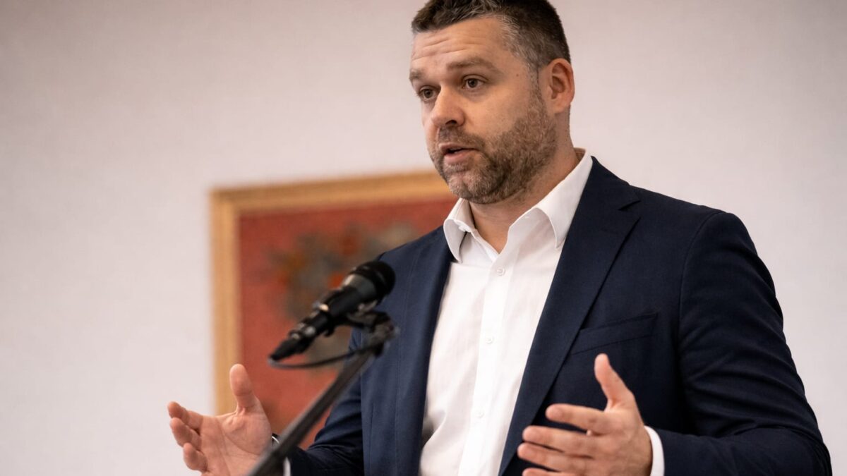 Nicușor Dan, acuzat de Ciprian Ciucu că protejează PSD. Cum complică disputa desemnarea lui Adrian Veștea Nicușor Dan, acuzat de Ciprian Ciucu că protejează PSD. Cum complică disputa desemnarea lui Adrian Veștea
