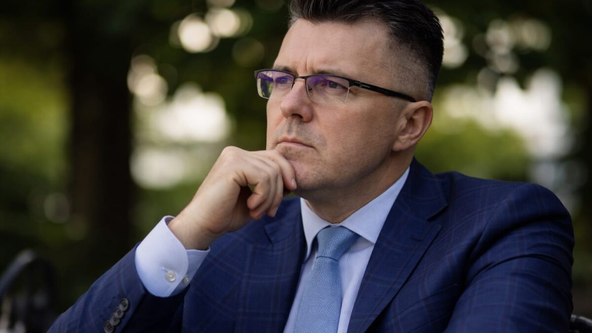 233 de voturi îi trebuie Guvernului Adrian Veștea. De ce boicotul AUR apasă negocierile din Parlament