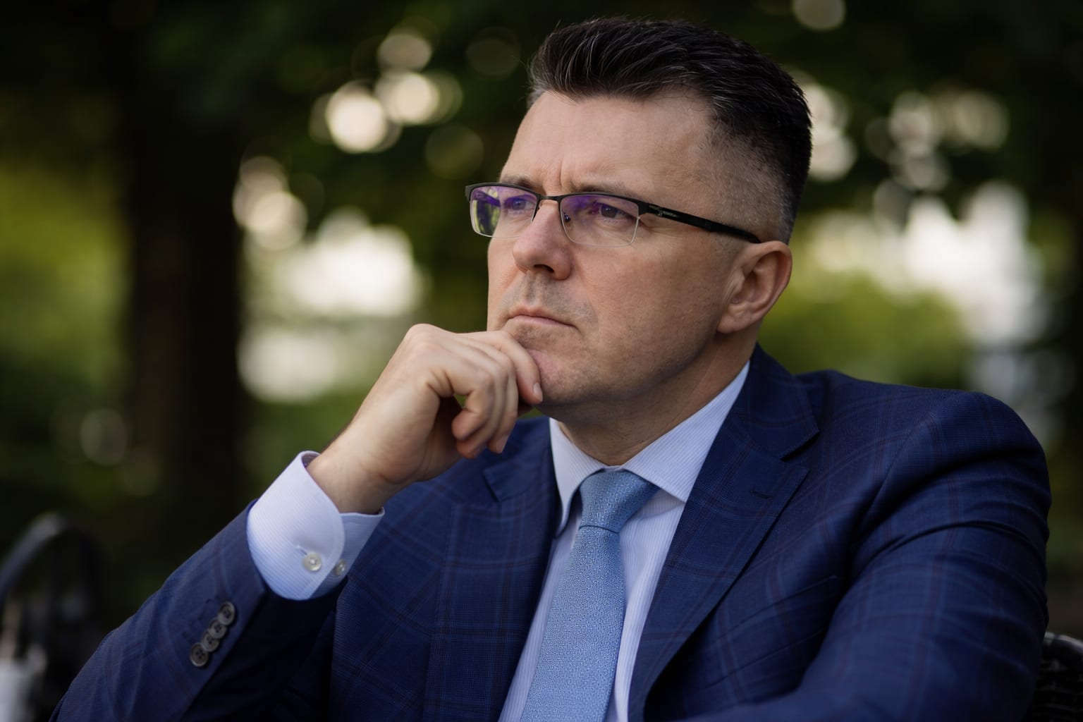 233 de voturi îi trebuie Guvernului Adrian Veștea. De ce boicotul AUR apasă negocierile din Parlament