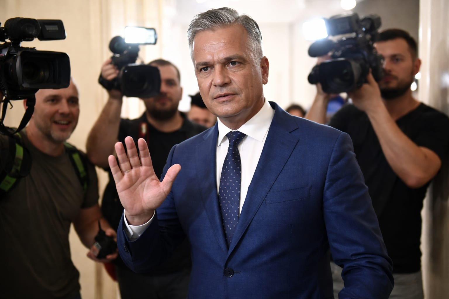 Adrian Veștea a discutat 10-15 minute cu UDMR înaintea ședinței PNL. Ce schimbă pentru votul de învestire