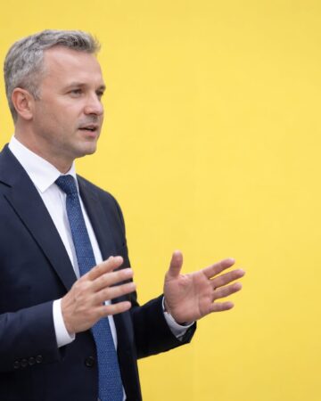240 de voturi decid soarta Guvernului Veștea. PNL și PSD negociază sprijinul și portofoliile