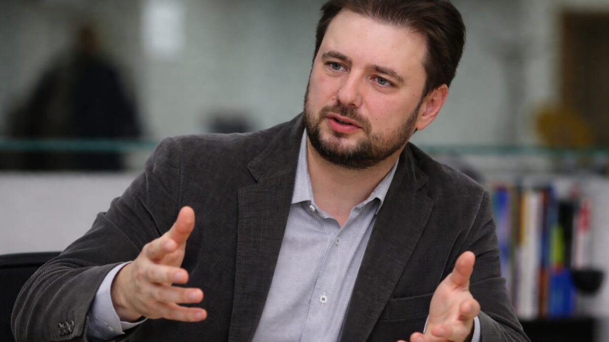 UDMR devine arbitru în Guvernul Veștea. Negociază ministere cheie, în timp ce PNL își contestă premierul desemnat