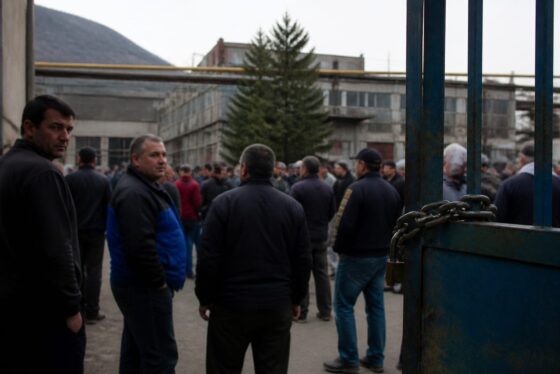 Salariile întârziate opresc Fabrica de Arme Cugir. Ce risc semnalează protestul la o unitate strategică