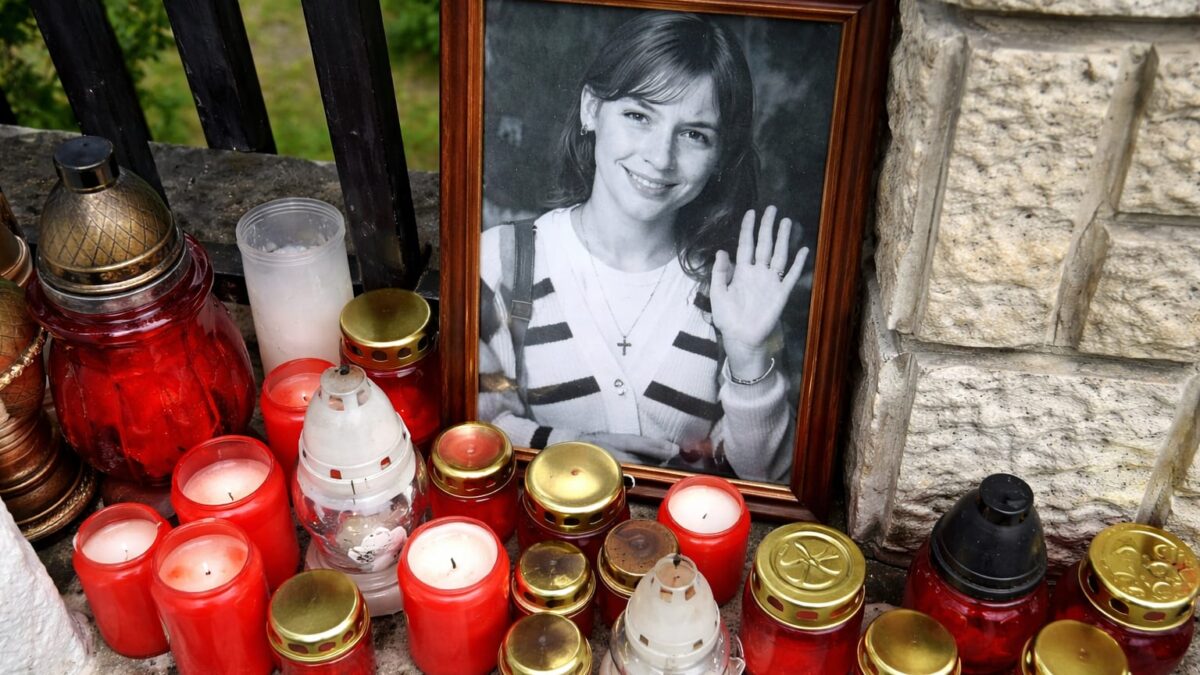 O fată de 12 ani a murit în Bistrița-Năsăud, lovită de o mașină pe trotuar. Șoferul susține că ar fi adormit la volan