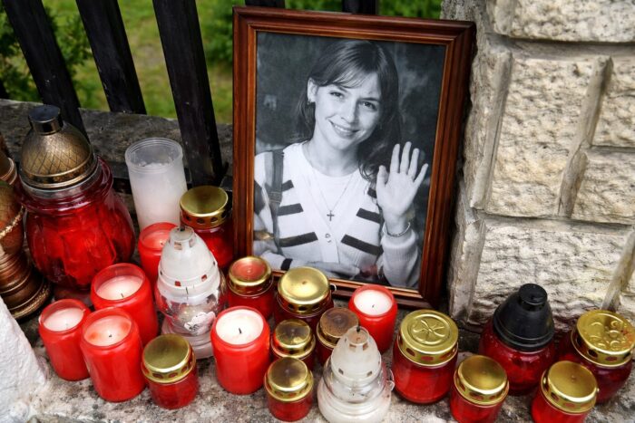 O fată de 12 ani a murit în Bistrița-Năsăud, lovită de o mașină pe trotuar. Șoferul susține că ar fi adormit la volan