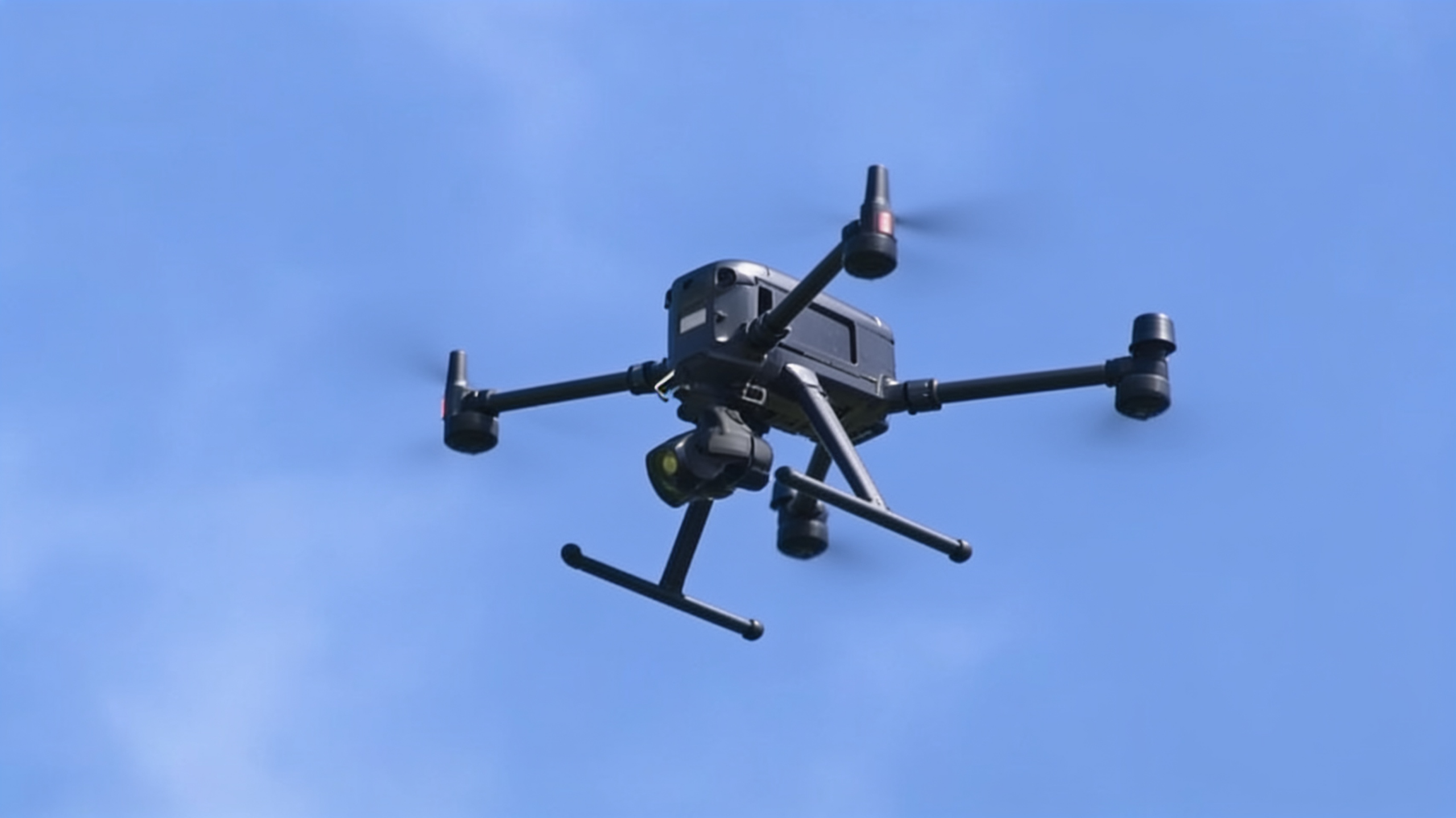 Garda de Mediu Brașov folosește o dronă de 60.000 de euro. Cum depistează din aer arderi și deșeuri îngropate