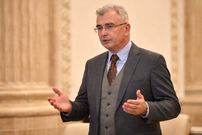 AUR refuză să voteze Guvernul Veștea, o decizie care închide una dintre puținele variante de majoritate AUR refuză să voteze Guvernul Veștea, o decizie care închide una dintre puținele variante de majoritate