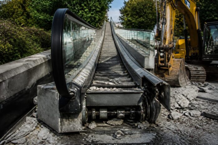 2,2 milioane de euro pentru un trotuar rulant folosit 11 ani. Primăria București îl dărâmă integral 2,2 milioane de euro pentru un trotuar rulant folosit 11 ani. Primăria București îl dărâmă integral
