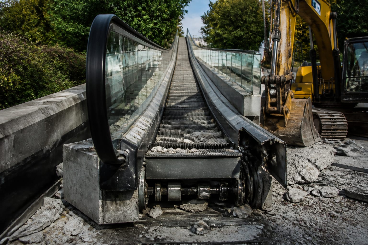 2,2 milioane de euro pentru un trotuar rulant funcțional doar un an. Primăria București îl dărâmă integral