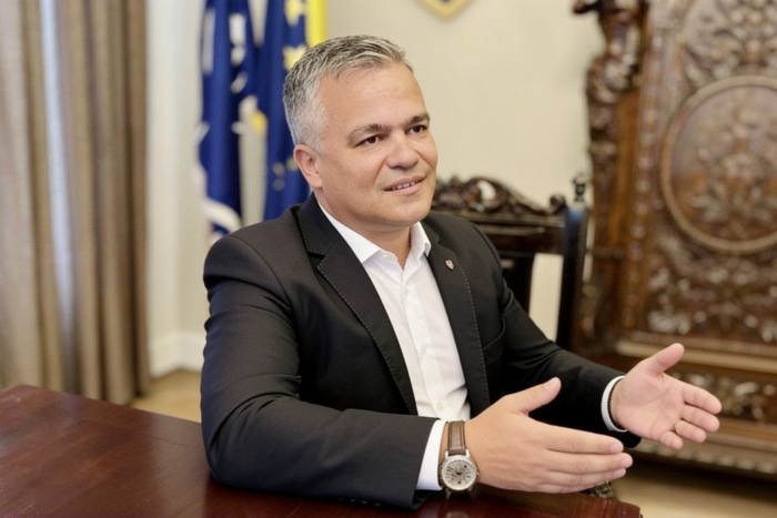Adrian Veștea a fost desemnat premier după retragerea lui Eugen Tomac Adrian Veștea a fost desemnat premier după retragerea lui Eugen Tomac