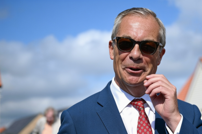 Nigel Farage vrea ca străinii din locuințele sociale să se mute în trei luni. Ce riscă românii din Marea Britanie Nigel Farage vrea ca străinii din locuințele sociale să se mute în trei luni. Ce riscă românii din Marea Britanie