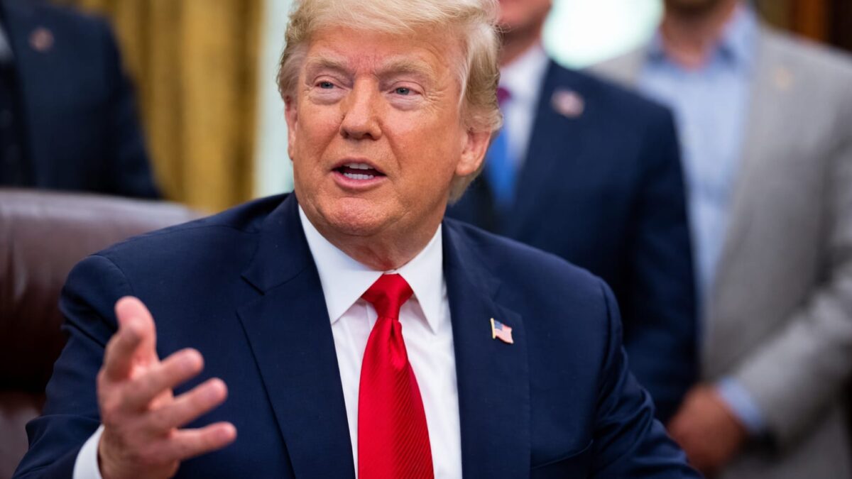 Donald Trump anunță Strâmtoarea Hormuz permanent fără taxe. Ce nu a explicat despre acordul cu Iranul