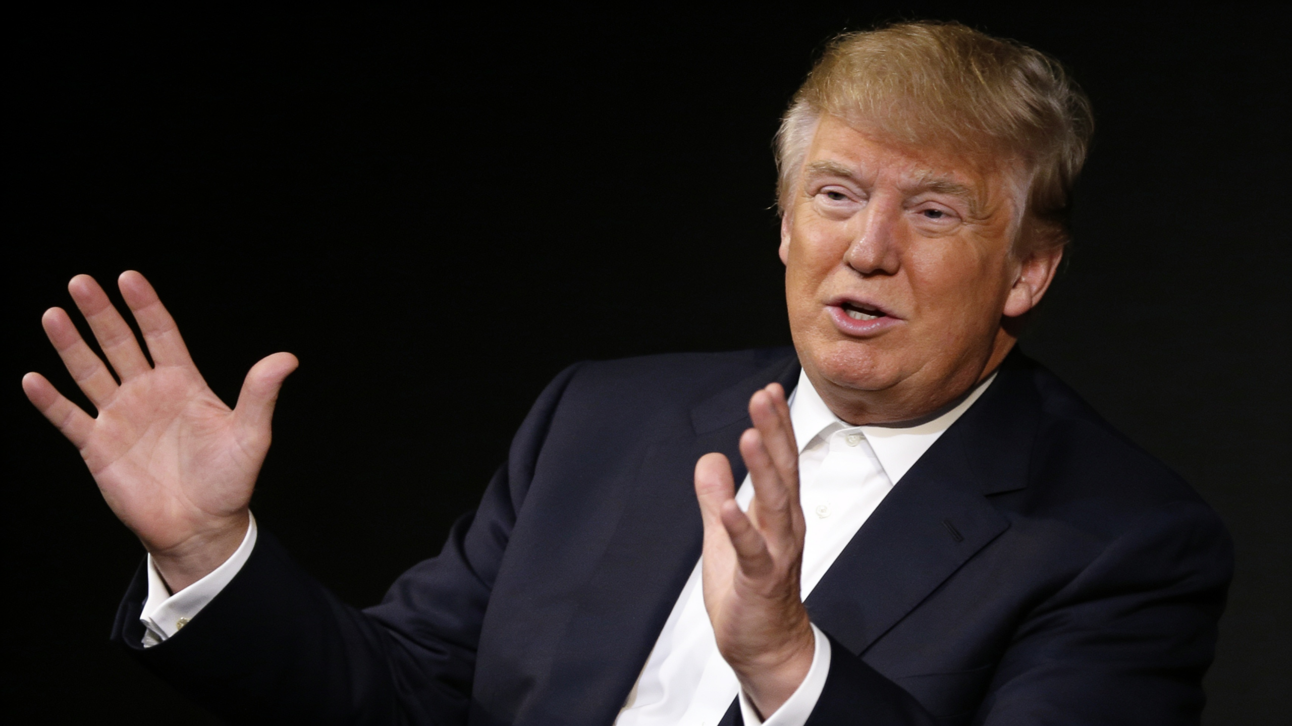 Trump suspendă raidurile, dar menține blocada asupra Iranului. Ce e în joc pentru petrol și carburanți