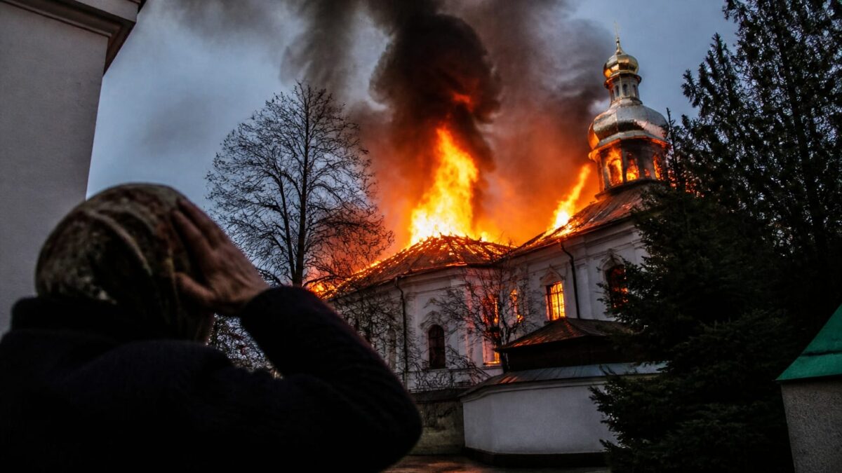 O catedrală ortodoxă istorică de la Mănăstirea Peștersk din Kiev a ars. Ce se știe despre atacul rus și pagube