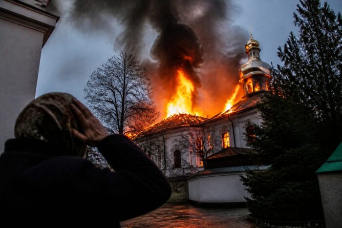 O catedrală ortodoxă istorică de la Mănăstirea Peștersk din Kiev a ars. Ce se știe despre atacul rus și pagube