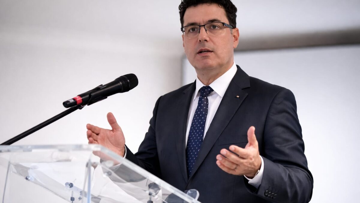 Desemnarea lui Adrian Veștea, contestată pe procedură. Ce miză are disputa pentru legitimitatea viitorului Guvern Desemnarea lui Adrian Veștea, contestată pe procedură. Ce miză are disputa pentru legitimitatea viitorului Guvern