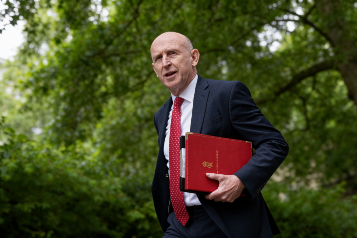 John Healey a demisionat din guvernul britanic. Ce acuză despre bugetul apărării și presiunea asupra lui Starmer