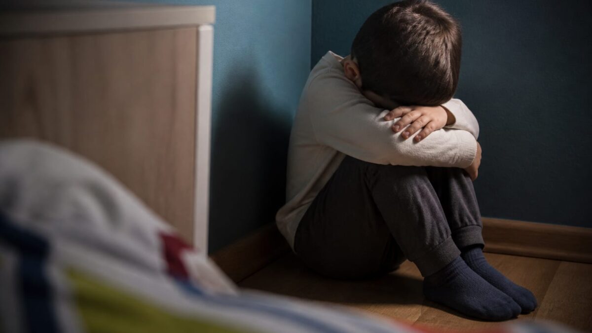 Copiii care se pot dezvolta normal riscă sechele definitive. Ce lipsește din tratamentul lor în România