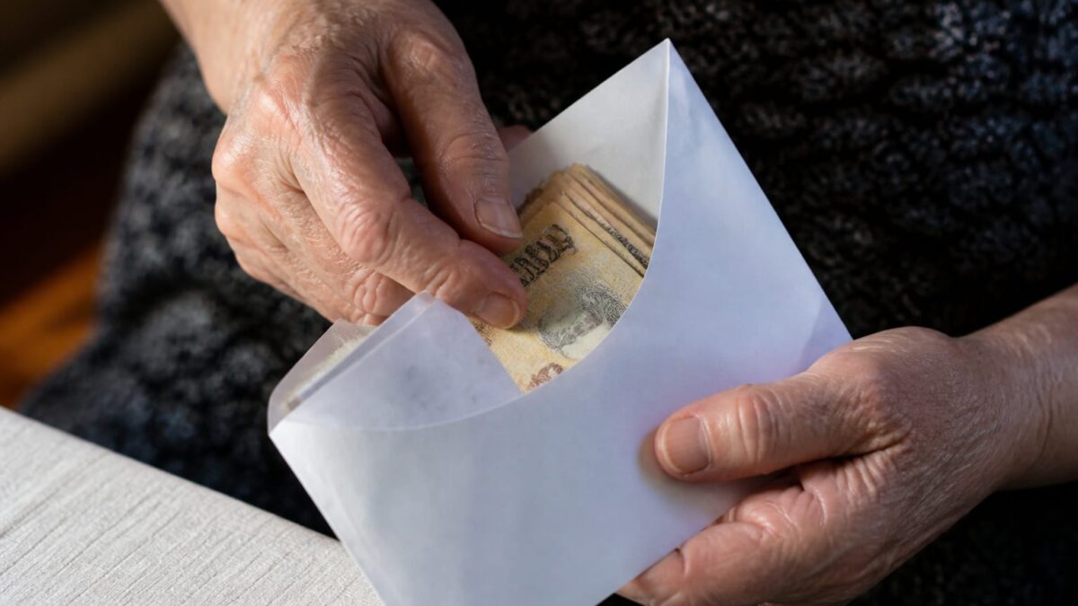 A retras singură economiile și le-a predat escrocilor. Cum a fost înșelată o femeie de 72 de ani din București