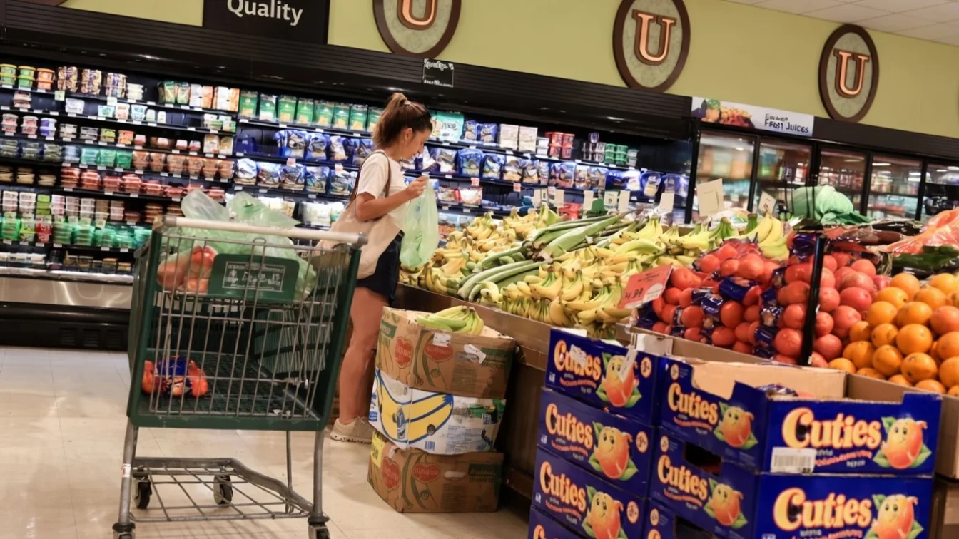 ANAF a descoperit fructe și legume din import vândute ca autohtone. Fraudă la un mare lanț de supermarketuri.