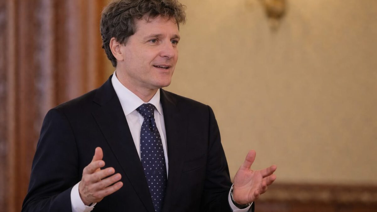 PSD forțează intrarea la guvernare, iar miza trece de numele premierului. Ce riscă România pentru PNRR și SAFE