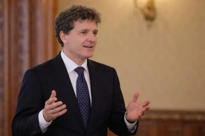 PSD forțează intrarea la guvernare, iar miza trece de numele premierului. Ce riscă România pentru PNRR și SAFE
