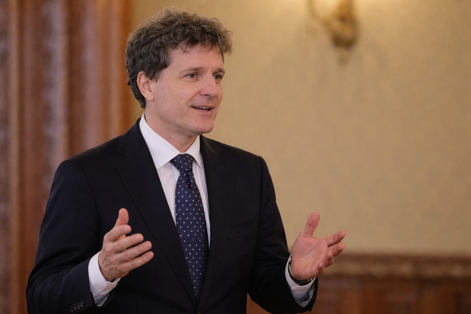 PSD forțează intrarea la guvernare, iar miza trece de numele premierului. Ce riscă România pentru PNRR și SAFE