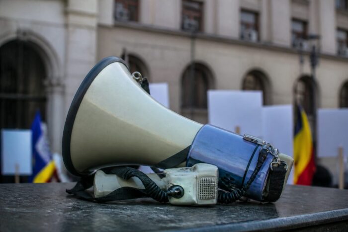 160.000 de semnături și un nou protest al profesorilor. Ce e în joc pentru elevi, părinți și buget