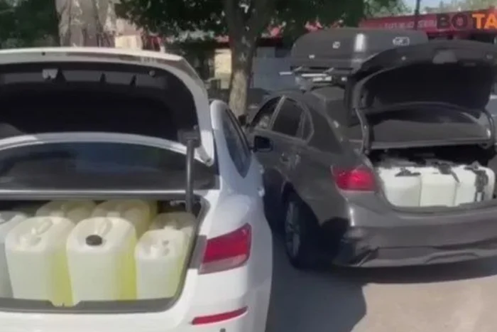 Armata rusă folosește mașini civile pentru transportul de combustibil. Tactica denotă vulnerabilități logistice. logistica armata rusa
